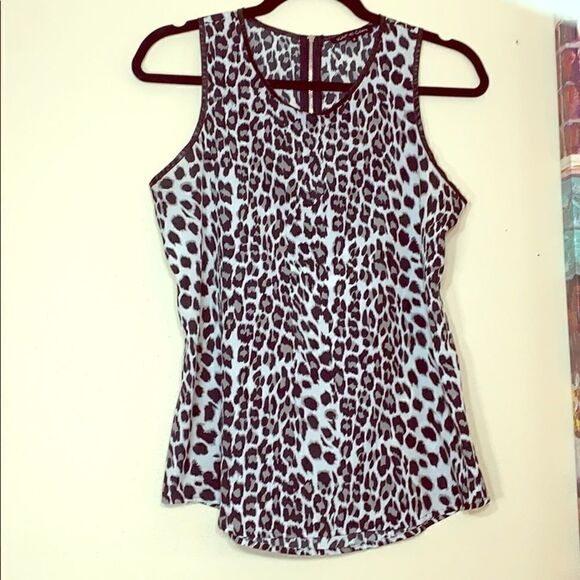 Small animal print sleeveless shirt. - Picture 1 of 7